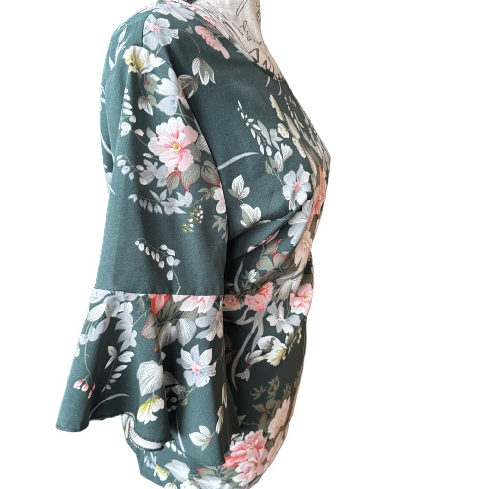 🌸 SHEIN Green Floral Ruffle-Sleeve Blouse | Size M (US 6) - Picture 4 of 8